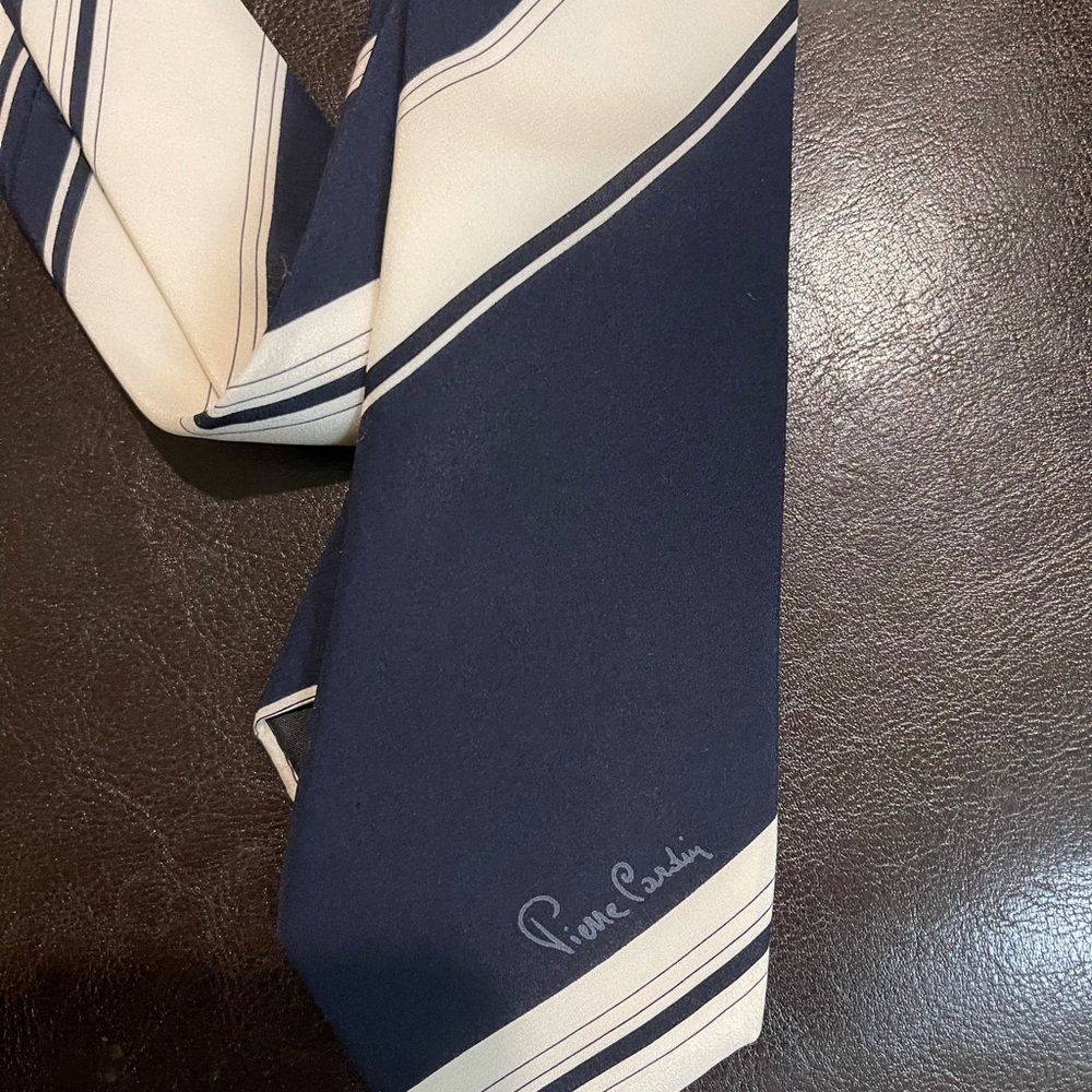 NWOT SILK NECKTIE BY PIERRE CARDIN